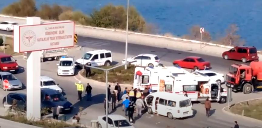 Eğirdir Kemik Eklem Hastalıkları Tedavi ve Rehabilitasyon Hastanesi kavşağında iki