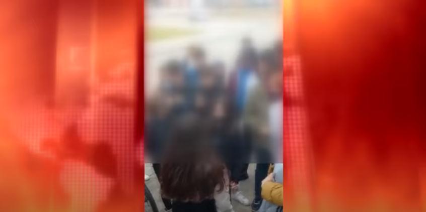 Lise öğrencisi iki kız, bilinmeyen bir nedenle tartışmaya başladı. Tartışma