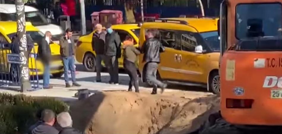 Isparta Kaymakkapı Meydanı’nda tartıştığı kadını önce sağa sola itti, ardından