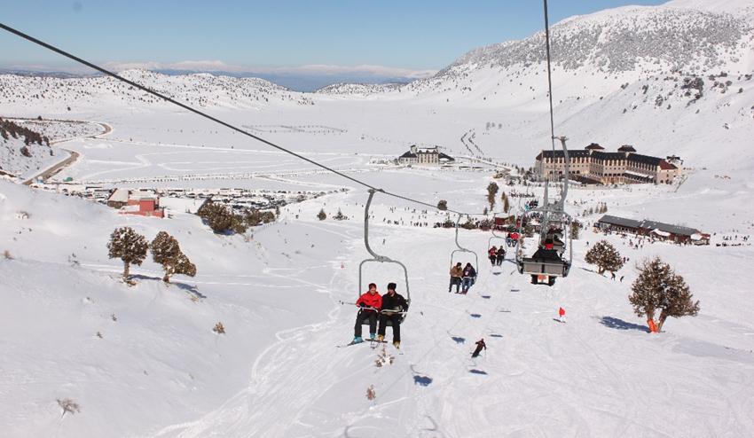 Isparta Davraz Kayak Merkezinde kayak heyecanı sürüyor. 80 santimetre kar