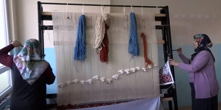 Isparta’da dokuma el halıları yeniden canlanıyor. Eğirdir’de açılan halı dokuma