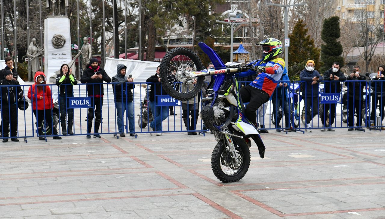 Kış sporlarının önemli merkezlerinden biri olan Davraz Kayak Merkezi, kayak