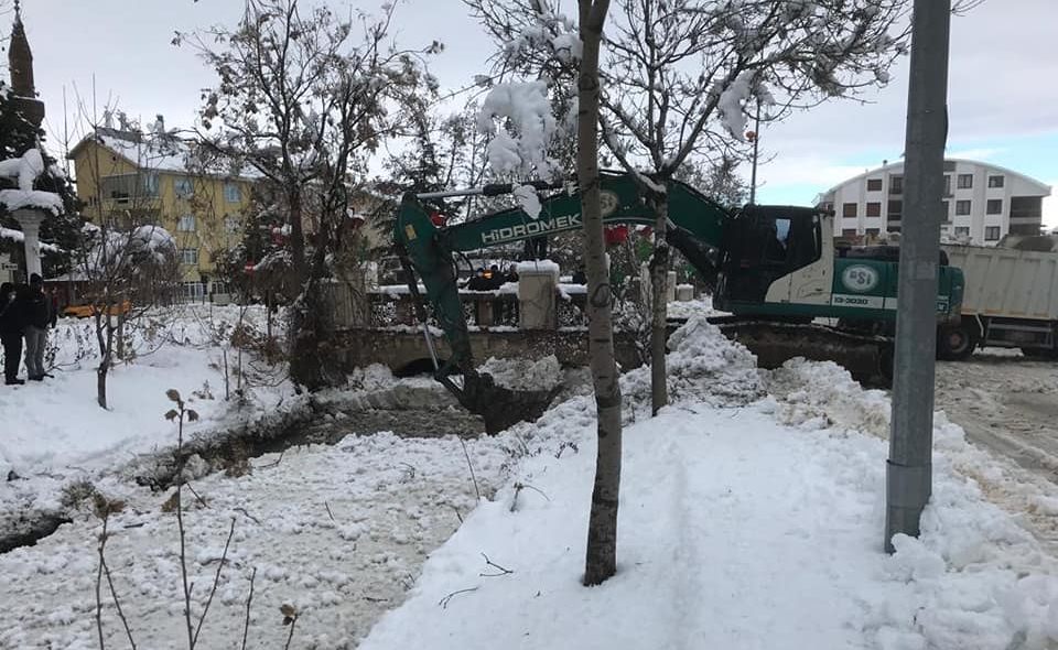 Isparta’da dün yaşanan kar yağışının ardından Çayboyunda taşma riski yaşandı.