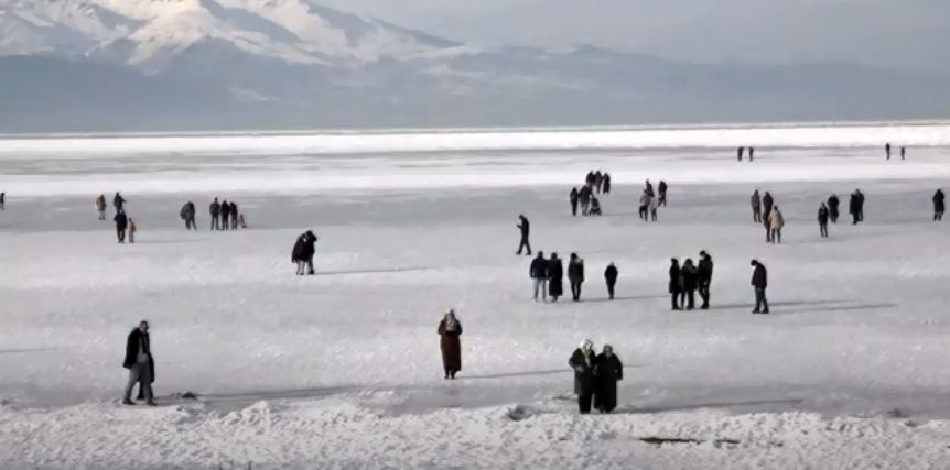 Isparta’nın Eğirdir ilçesinde hava sıcaklıklarının hissedilir derecek soğuk olması nedeniyle,