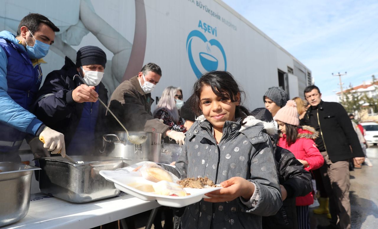 Antalya Büyükşehir Belediyesi, yoğun kar yağışının ardından günlerdir elektriksiz kalan