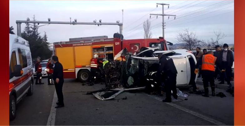 Isparta-Antalya karayolu Galericiler Sitesi önünde  hızını alamayan araç mobese direklerine