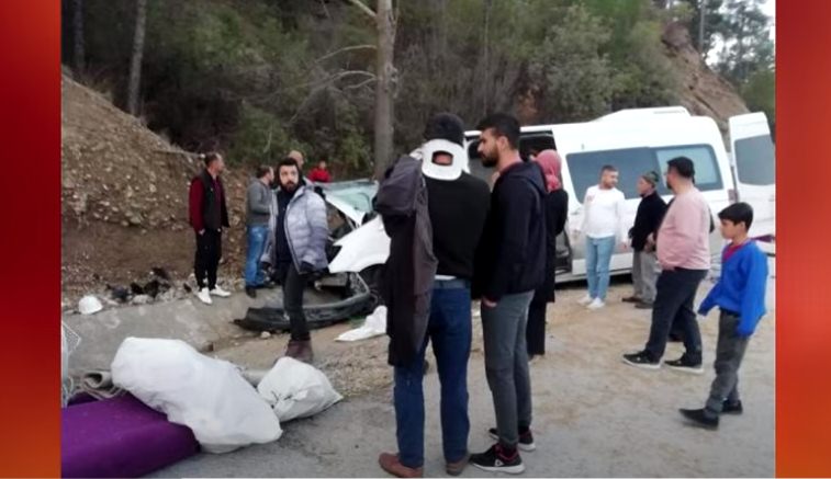 Isparta-Antalya dereboğazı yolunda lastiği patlayan minibüs ağaca çarparak durabildi. Meydana