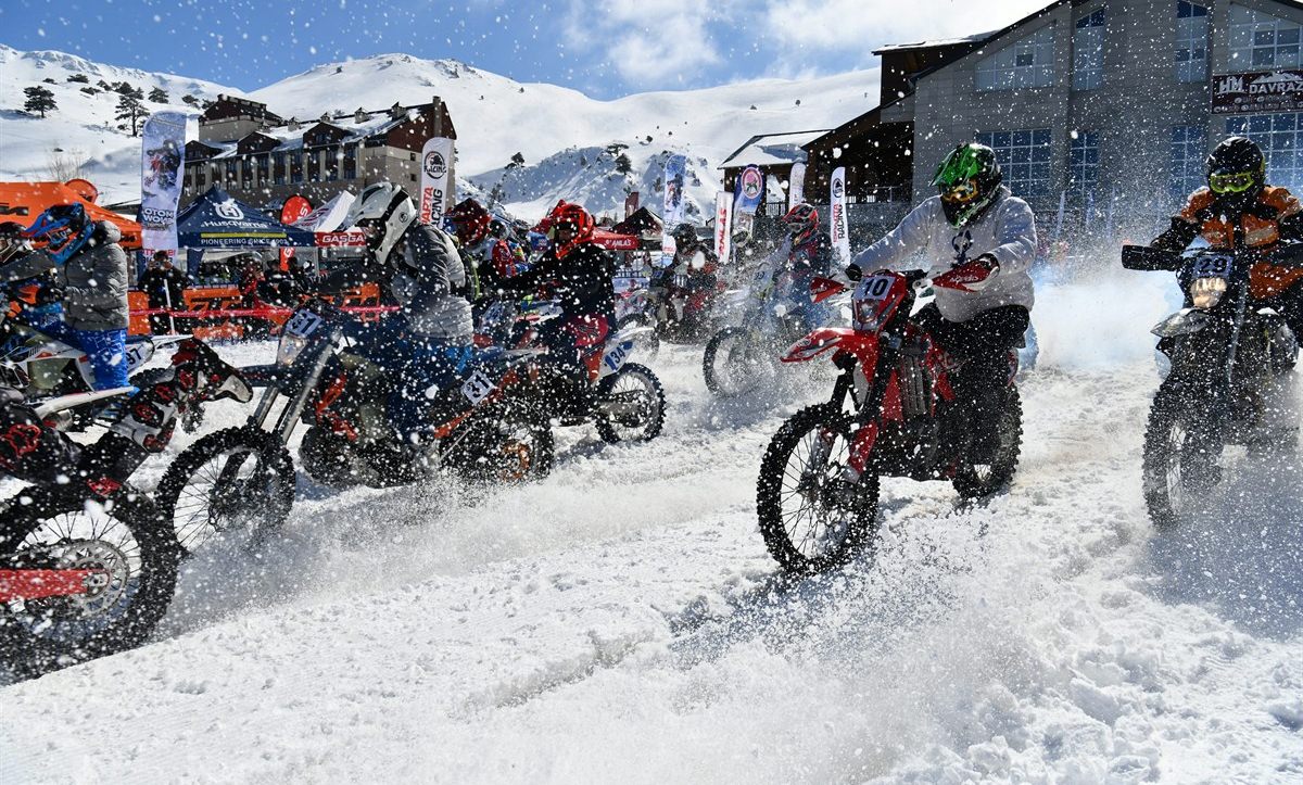 “2022 Kış Şenlikleri” kapsamında Davraz Kayak Merkezi’nde Motosnow ısınma turları