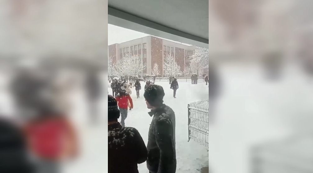 Isparta’da önceden kar yağışı uyarılara yapılmasına rağmen sınavları ertelemeyen SDÜ