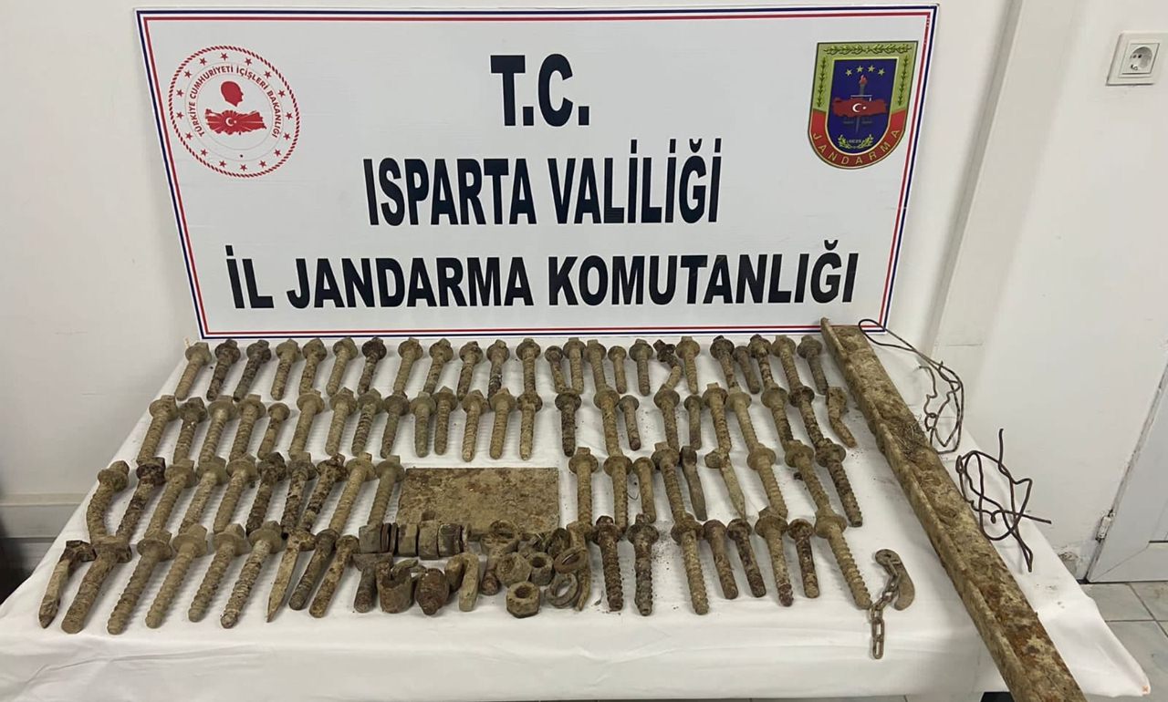 Isparta’nın Keçiborlu ilçesinde tren raylarının bağlantı somun ve cıvatalarını çalan