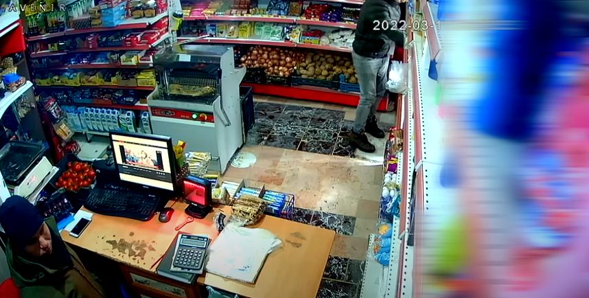 Isparta’nın Keçeci Mahallesi’ndeki bir markete giren şahıs, önce 200 lira
