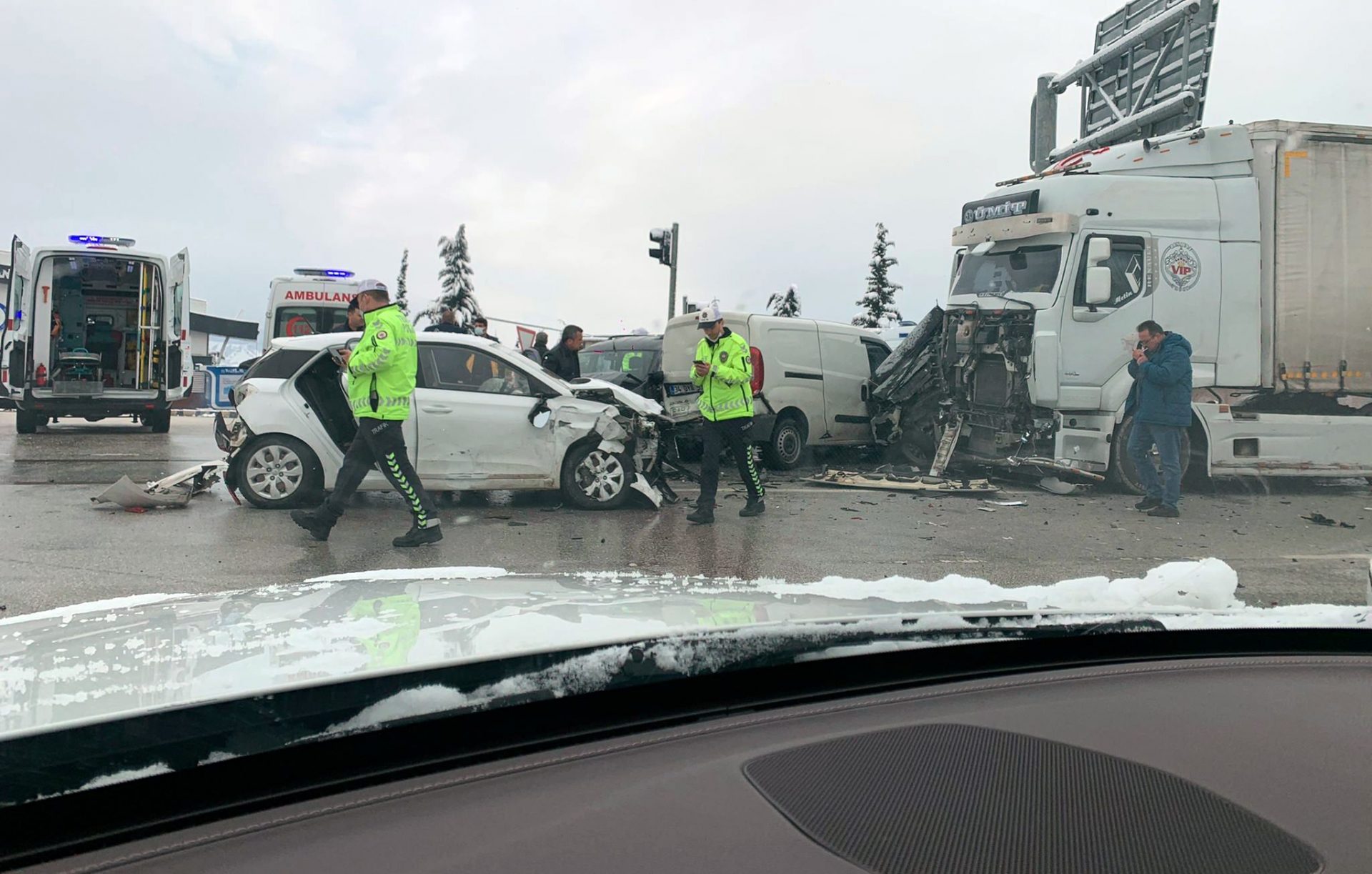 Isparta’da sürücüsünün kontrolünü kaybettiği TIR’ın, kırmızı ışıkta bekleyen 5 araca
