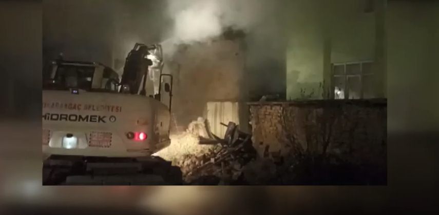 Şarkikaraağaç ilçesine bağlı Çiçekpınar Kasabasında kullanılmayan bir evde yangın çıktı.