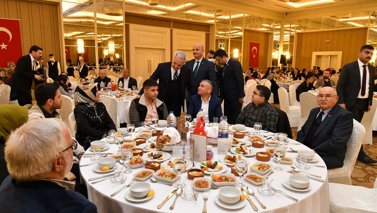 Isparta Valiliği tarafından aziz şehitlerimizin aileleri onuruna iftar programı düzenlendi.