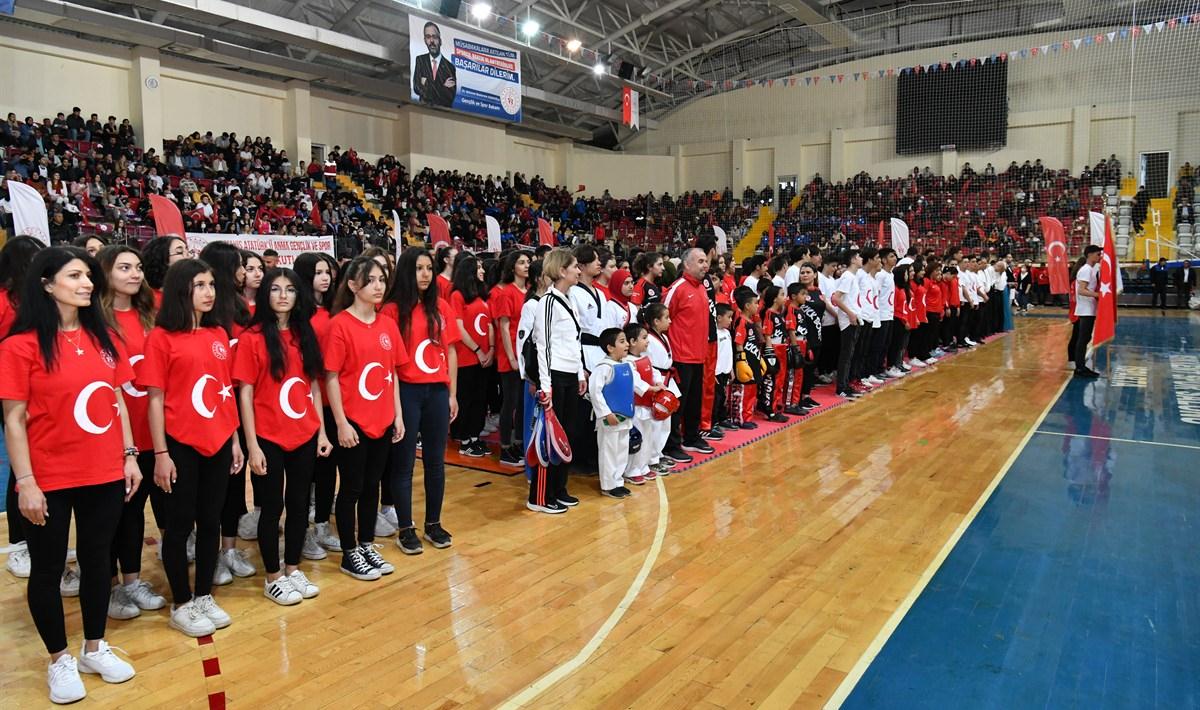 Işıkkent Spor Salonu’nda 19 Mayıs Atatürk’ü Anma, Gençlik ve Spor