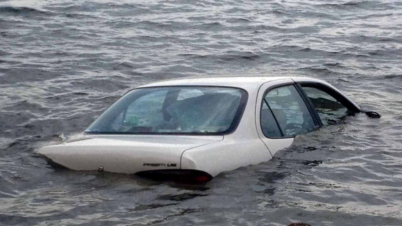 Isparta’nın Eğirdir İlçesinde meydana gelen trafik kazasında kontrolden çıkan otomobil,