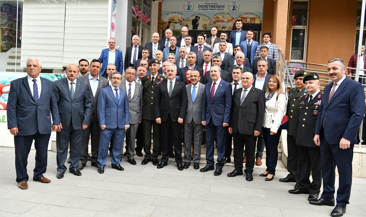 sparta Valiliği koordinesinde düzenlenen Ramazan Bayramı bayramlaşma töreni Öğretmenevi’nde düzenlendi.