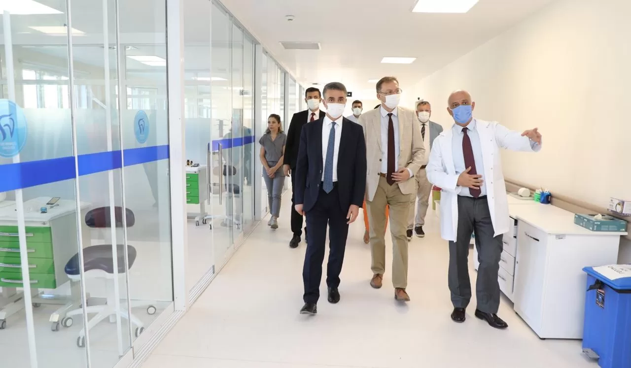 Ziyaretine SDÜ Rektörü Prof. Dr. İlker Hüseyin Çarıkçı’yı ziyaret ederek