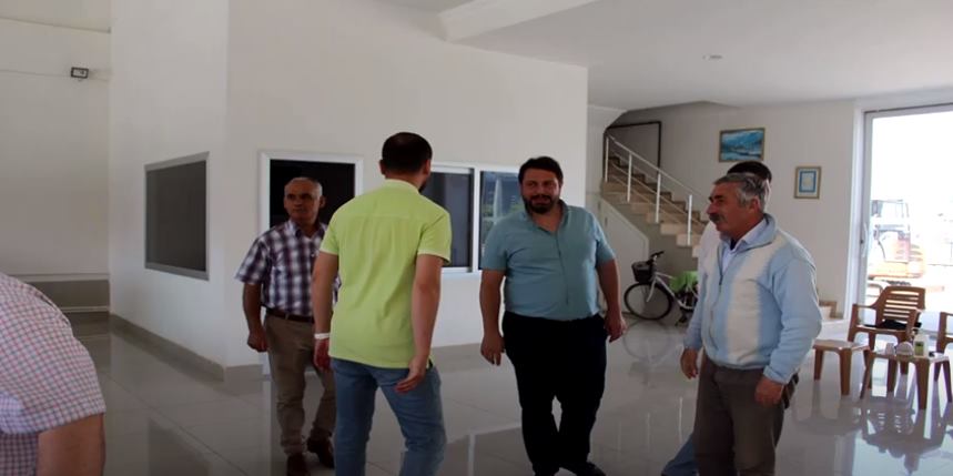 İyi Parti İl Başkanı Hasan Büyükçam ve beraberindeki partililer, Galericiler