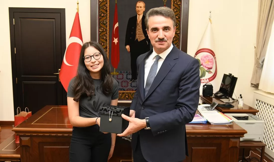 Vali Baruş LGS Birincisini Kabul Etti Geçtiğimiz Haziran ayında yapılan LGS sınavında tüm soruları yanıtlayarak birinciler