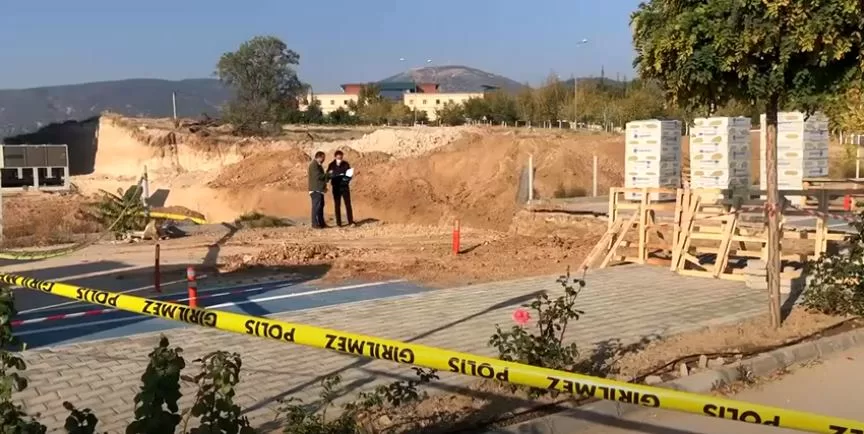 Eylül 2021’de Süleyman Demirel Üniversitesi yerleşkesinde, yemekhane inşaatı için açılan