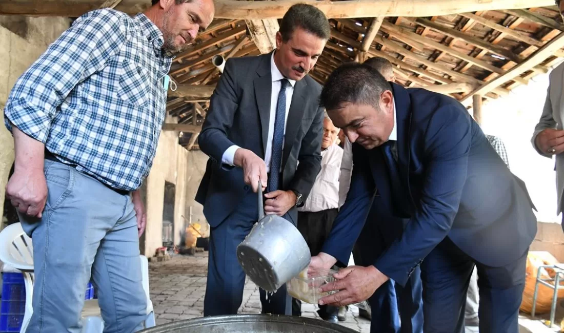 Aşure etkinliklerinde kurulan sofralarda yüzlerce kişi buluşuyor. Isparta’da tüm güzellikleriyle