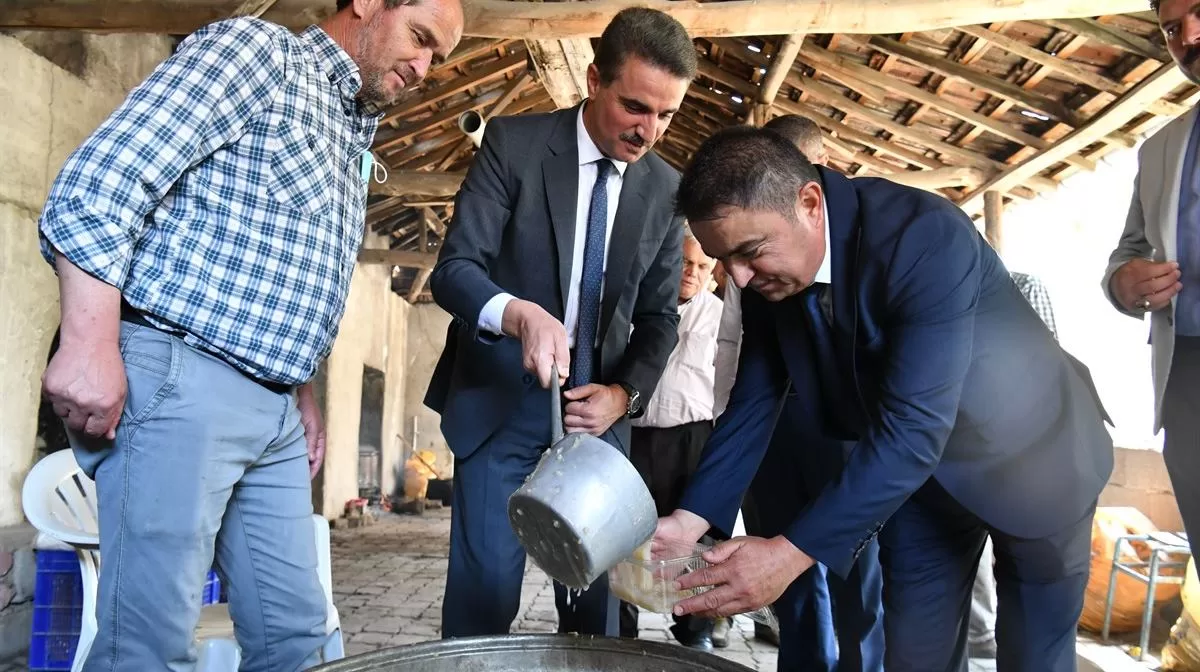 Aşure etkinliklerinde kurulan sofralarda yüzlerce kişi buluşuyor. Isparta’da tüm güzellikleriyle