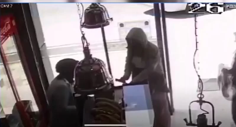 Yedişehitler Mahallesinde park halinde duran bir aracın içinden cüzdan çalan