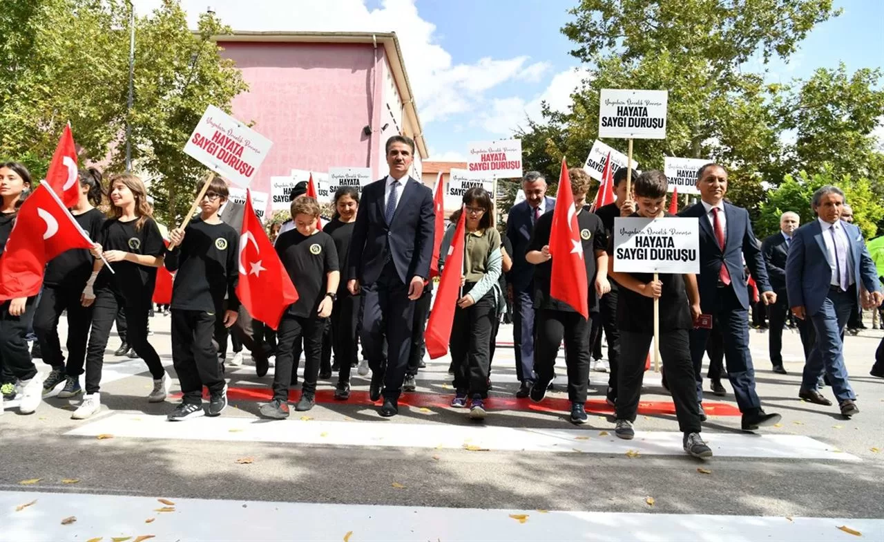 Yayalara Öncelik Duruşu, Hayata Saygı Duruşu