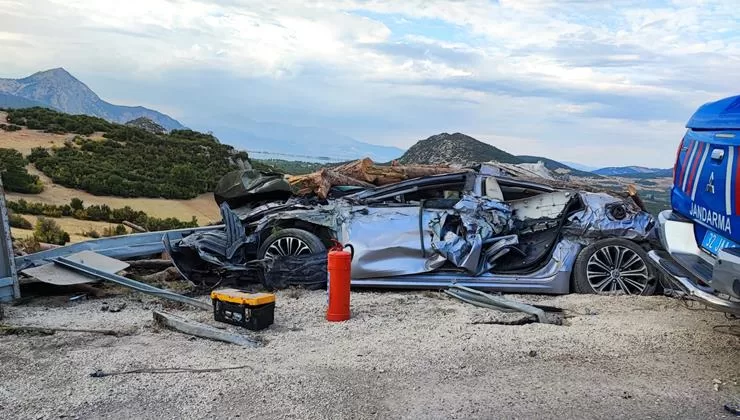 Otomobil Kağıt Gibi Ezildi