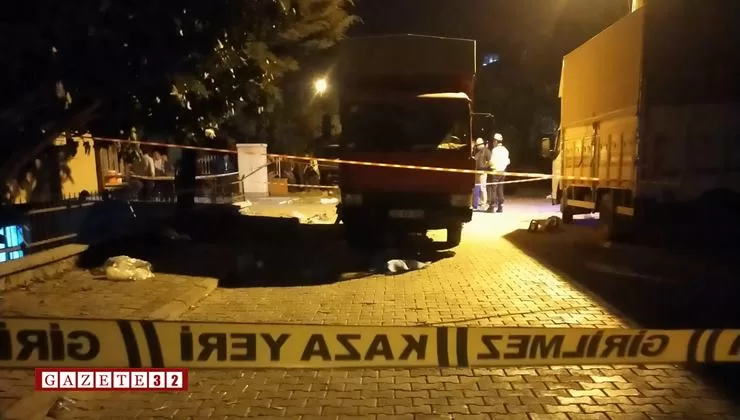 Isparta’nın Karaağaç Mahallesinde kurulan pazaryerinde kamyonun altında kalan 1 kişi