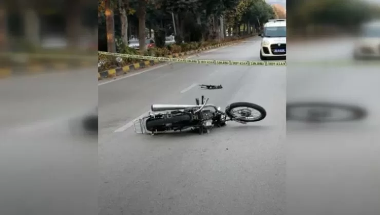 Isparta’nın Atabey ilçesinde seyir halindeki bir motosiklet sürücüsü direksiyon hakimiyetini