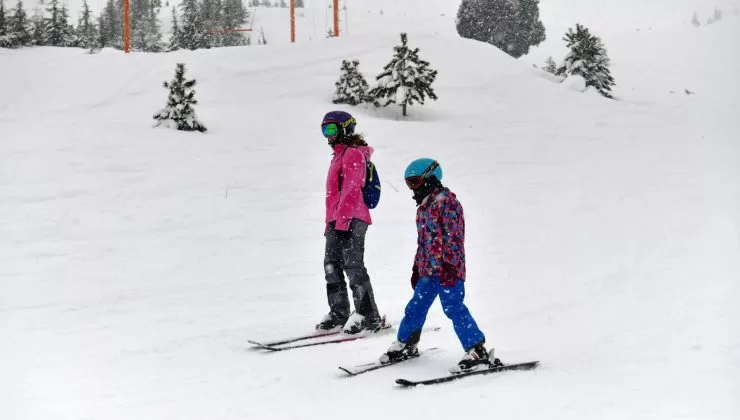Isparta Davraz Kayak Merkezi’ne yılın ilk karı yağdı. Beyaza bürünen