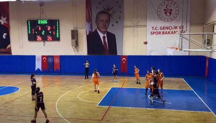 Isparta’da okullar arası yıldız kızlar basketbol turnuvası başladı. İlk maç