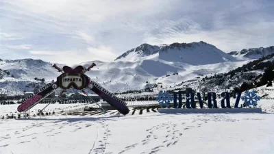 Isparta Davraz Kayak Merkezi’ne yılın ilk karı yağdı. Beyaza bürünen