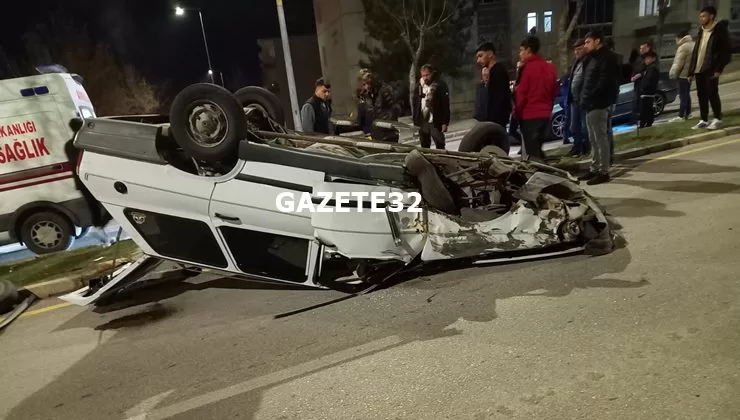 Isparta’nın Batıkent Mahallesi’nde meydana gelen trafik kazasında bir araç takla