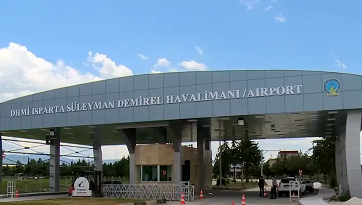 Isparta’da özel uçuş okuluna ait eğitim uçağı, bir motorunun bozulması