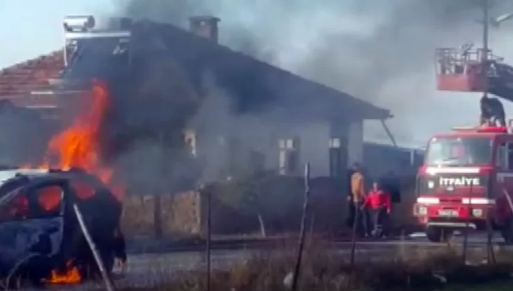 Isparta’nın Şarkikaraağaç ilçesine bağlı Çiçekpınar Kasabasında seyir halinde otomobil bir