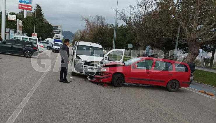 Isparta’da IYAŞ Bulvar AVM önünde trafik kazası meydana geldi. Meydana