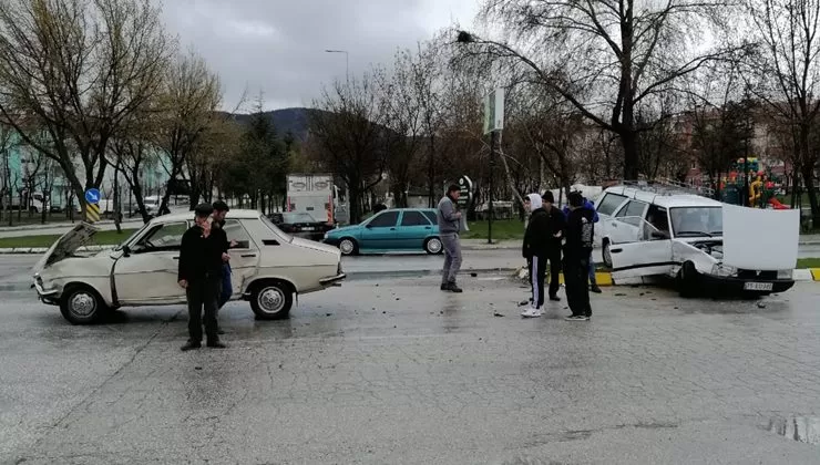 Isparta’nın Batıkent mahallesinde trafik kazası meydana geldi. Isparta’da yağışlar sonrası