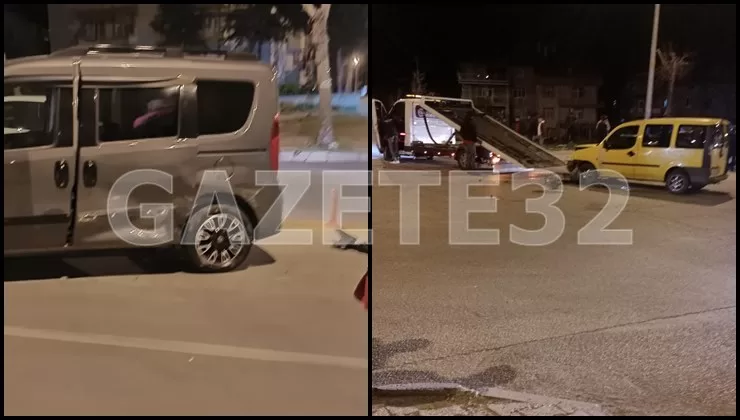 Kavşakta 2 araç kafa kafaya çarpıştı