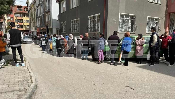 Isparta’da bayram öncesi Kızılay tarafından gerçekleştirilen yardımlar nedeniyle vatandaşlar uzun