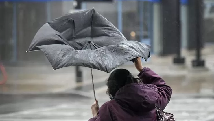 Meteolojinin dün uyarısını yaptığı şiddetli rüzgar ve fırtına Isparta’da sabah