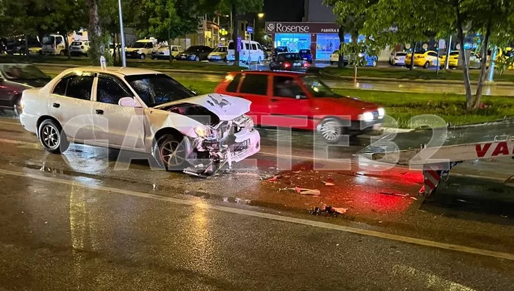 Isparta’da yağışlı havalar yolların kayganlaşmasına neden olurken buna dikkatsizlikte eklenince