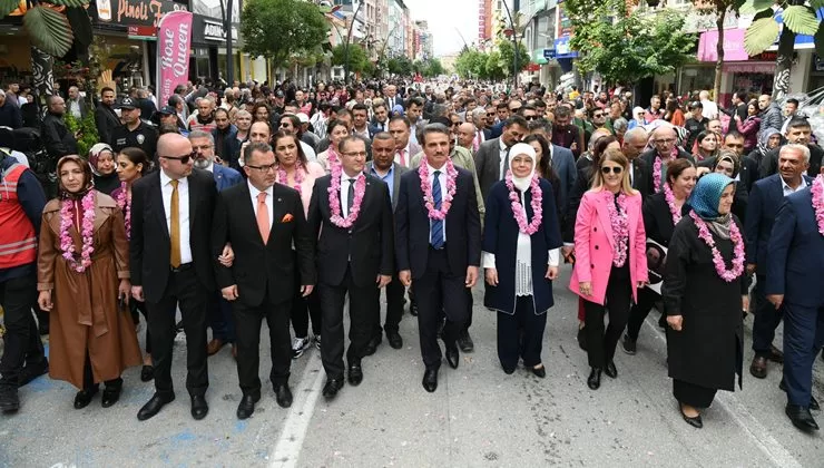 Isparta Uluslararası Gül Festivali renkli görüntülere sahne oluyor. 2-4 Haziran