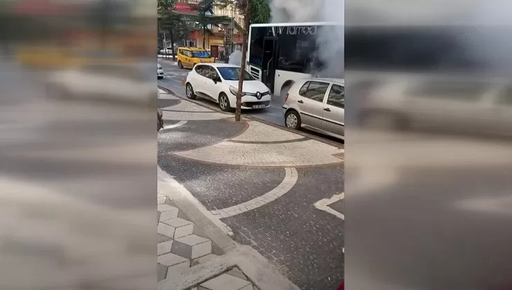 Isparta’da bilinmeyen bir nedenle üzerinden dumanlar çıkan Halk Otobüsü, çevredekilerin