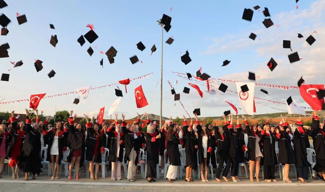 SDÜ’lü Diş Hekimlerinin Mezuniyet Heyecanı Süleyman Demirel Üniversitesi Diş Hekimliği Fakültesi, 2022-2023 Eğitim-Öğretim Yılı mezunlarını