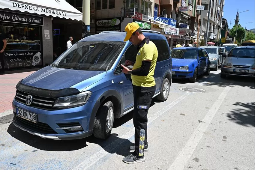 Isparta Belediyesi tarafından işletmesi yapılan cadde otoparkları bayram dolayısıyla ücretsiz