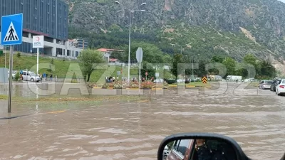 Isparta’nın Eğirdir ilçesinde etkisini gösteren kuvvetli yağış sonrası yollar adeta