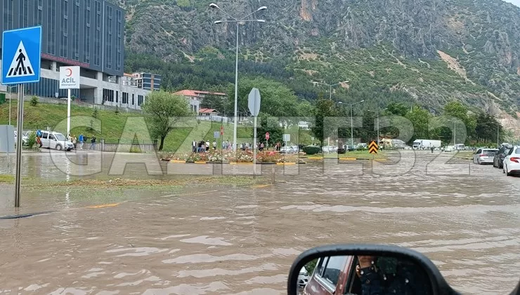Isparta’nın Eğirdir ilçesinde etkisini gösteren kuvvetli yağış sonrası yollar adeta